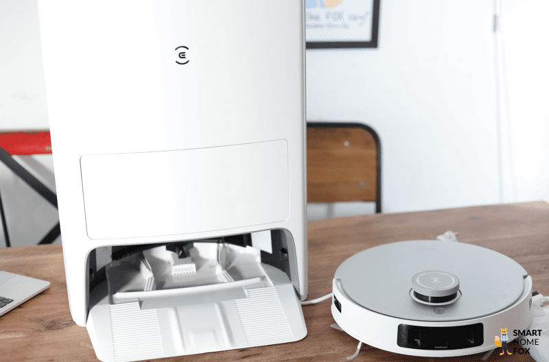 Die all in one OMNI Station des ECOVACS DEEBOT T20 steht auf dem Tisch.